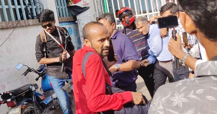 ঢাবির সহকারী প্রক্টরকে দৌড়ানি দিয়ে তাড়িয়ে দিল শিক্ষার্থীরা