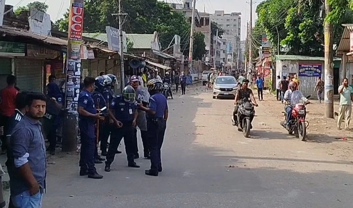 সিরাজগঞ্জে আন্দোলনকারীদের সাথে পুলিশের সংঘর্ষ, আহত ১০