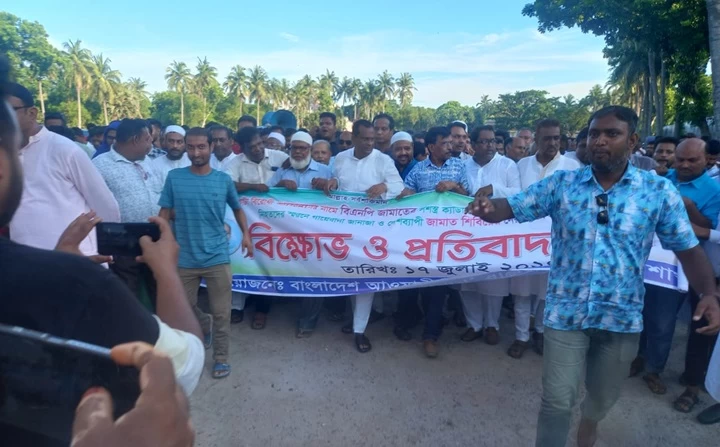 বিএনপি ও জামাতের নৈরাজ্য প্রতিবাদে পুঠিয়ায় বিক্ষোভ মিছিল