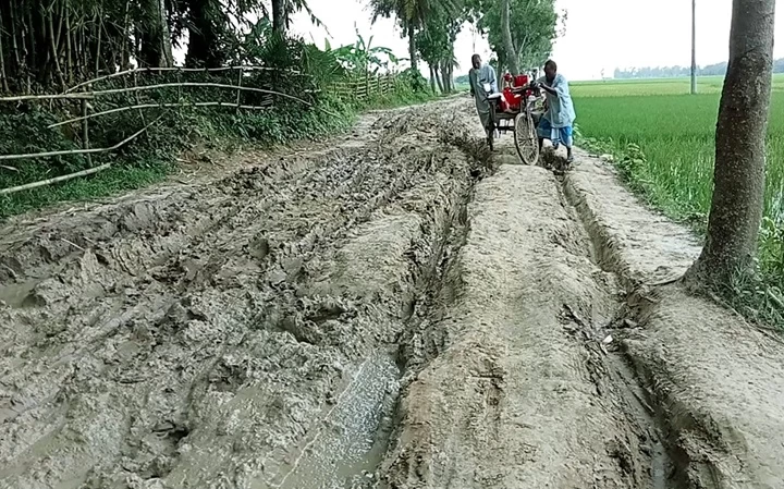 বগুড়ায় উন্নয়ন বঞ্চিত সড়কে ঘরবন্দি লাখো মানুষ