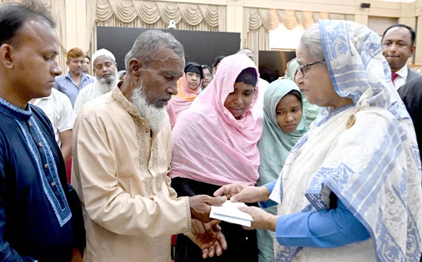 সহিংসতায় নিহতদের স্বজনদের সাথে প্রধানমন্ত্রীর সাক্ষাৎ