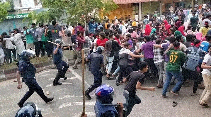 ঠাকুরগাঁওয়ে শিক্ষার্থীদের পুলিশের লাঠিচার্জ