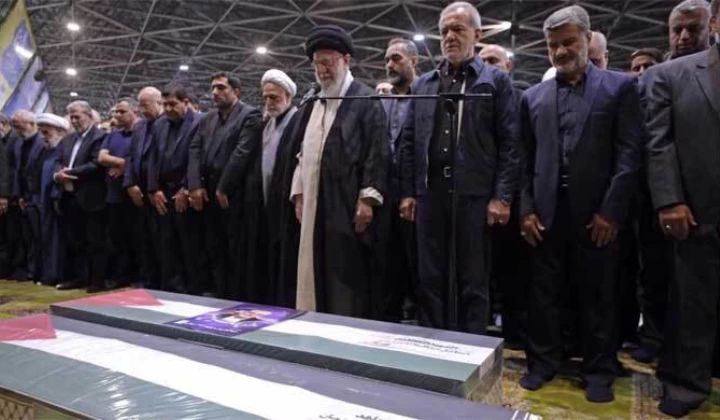 খামেনির নেতৃত্বে হানিয়ার জানাজা অনুষ্ঠিত