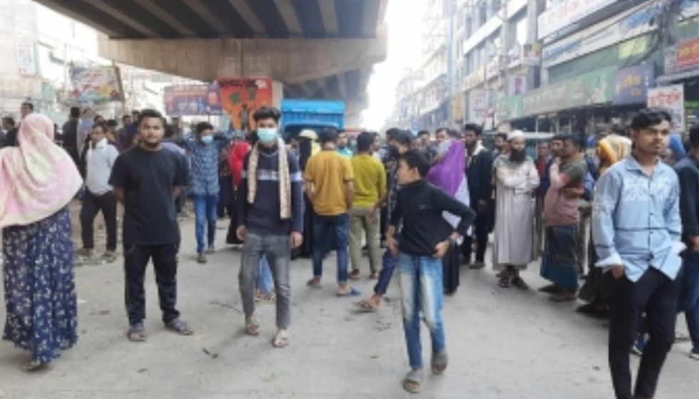 ঢাকা-টাঙ্গাইল মহাসড়ক অবরোধ করে পোশাক শ্রমিকদের বিক্ষোভ