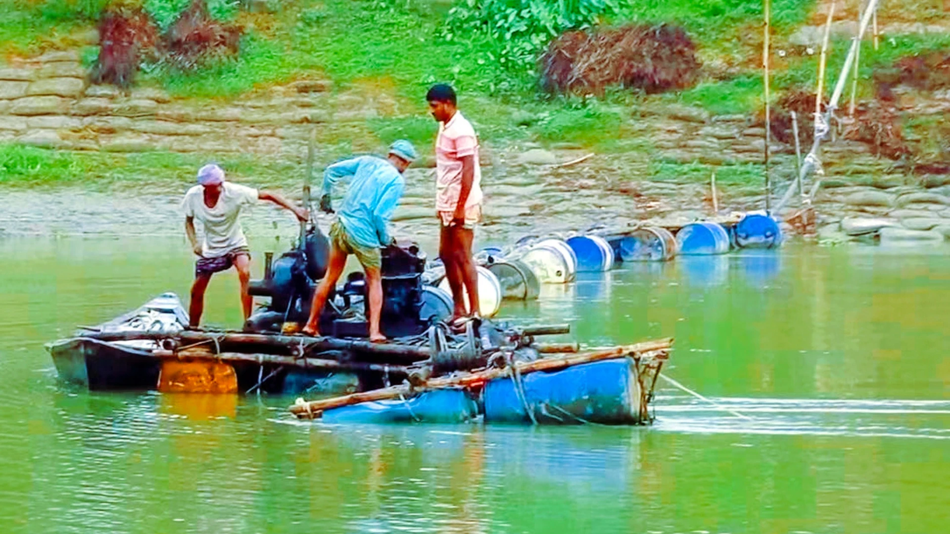 গাইবান্ধার গোবিন্দগঞ্জে নদী থেকে অবৈধ বালু উত্তোলন বন্ধে অভিযান, ড্রেজার মেশিন ধ্বংস