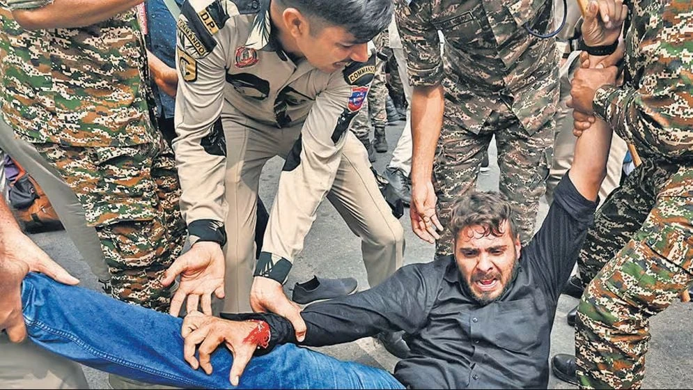 দিল্লিতে বিক্ষোভের খবর সংগ্রহ করতে গিয়ে আটক ১২ সাংবাদিক
